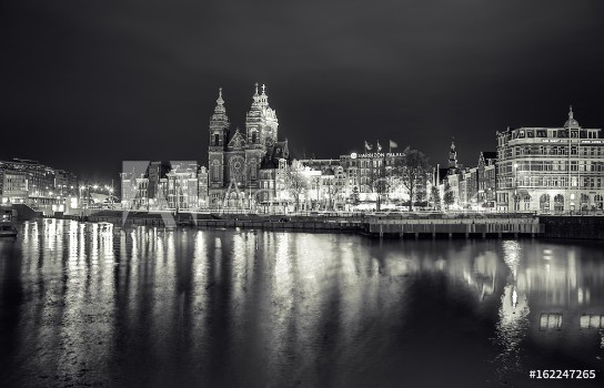 Bild på AMSTERDAM NETHERLANDS - MAY 25 2017 General view of Central station of Amsterdam city at night time Black-white photo May 25 2017 in Amsterdam - Netherlands